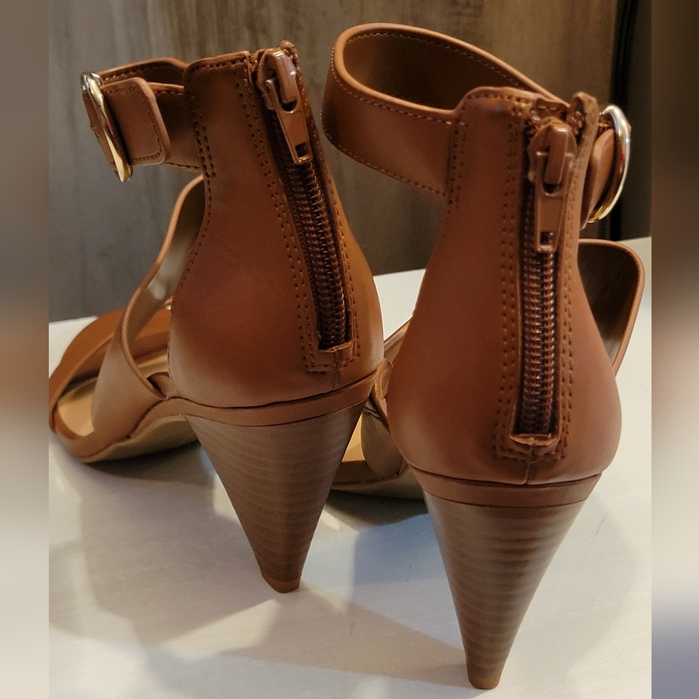 NWOT - INC International Concepts Brown Heel. Woman's Size 6 1/2. - Picture 6 of 9